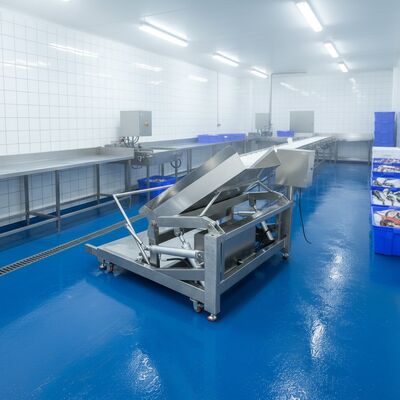 Goede prijs 380V Automatische voedingsmachine 50Hz Automatische tipper 2100x1560x1300mm Automatische omdraaimachine voor zeevruchten draaiende tank online